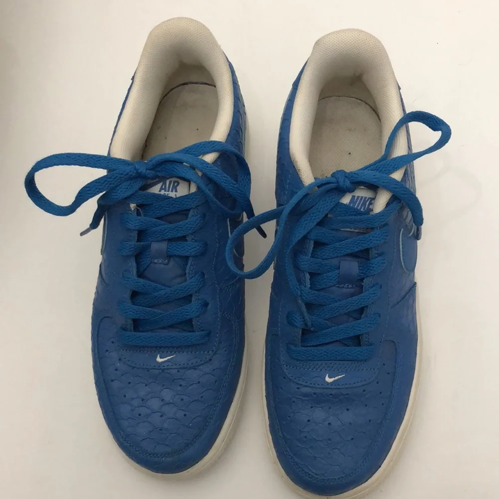NIKE AIR FORCE 1 LV8 CROCODILE CROC BLUE WHITE MENS-BOYS SIZE 7Y